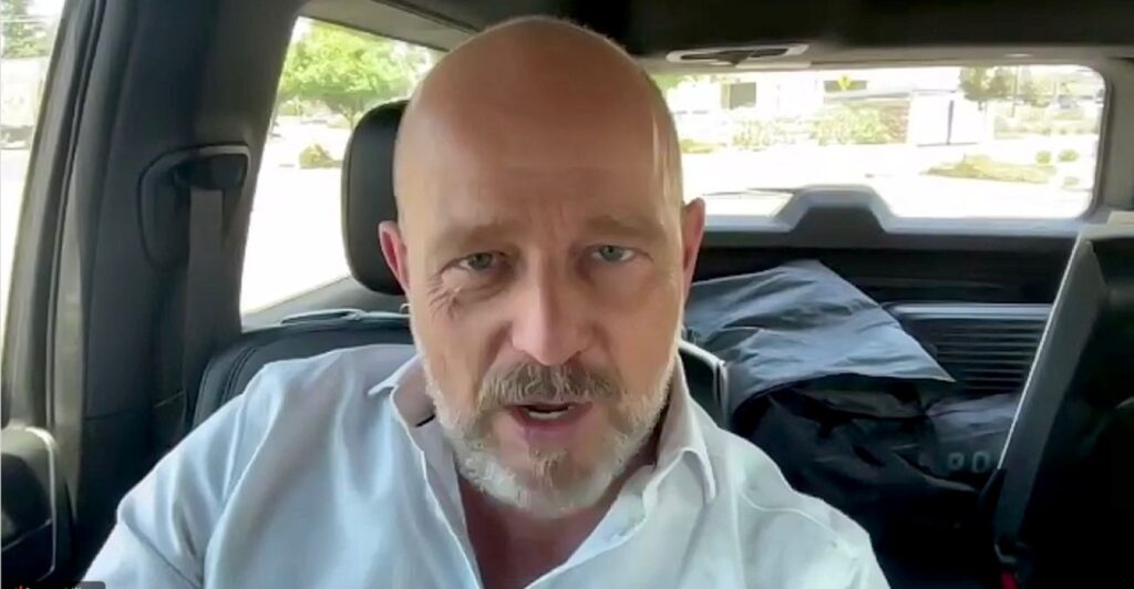 Candidato a la gubernatura Steve Hilton dice que reduciría reglas