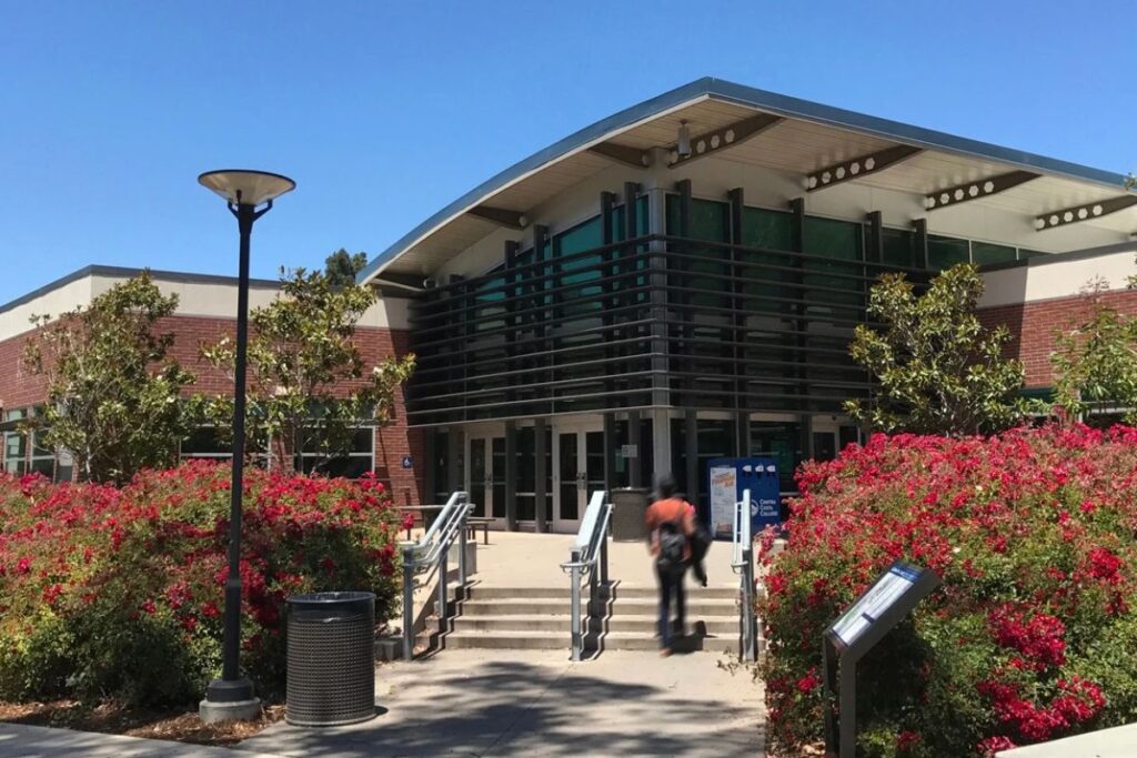 'Encuentra a tu aliado' ayuda a universitarios de California
